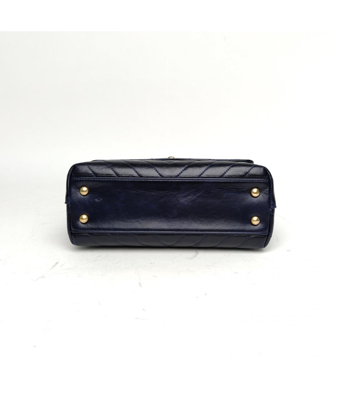 CHANEL Темно-синяя кожаная сумка с короткими ручками, фото 5