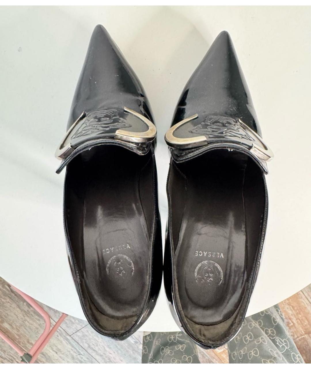 VERSACE Черные туфли из лакированной кожи, фото 3