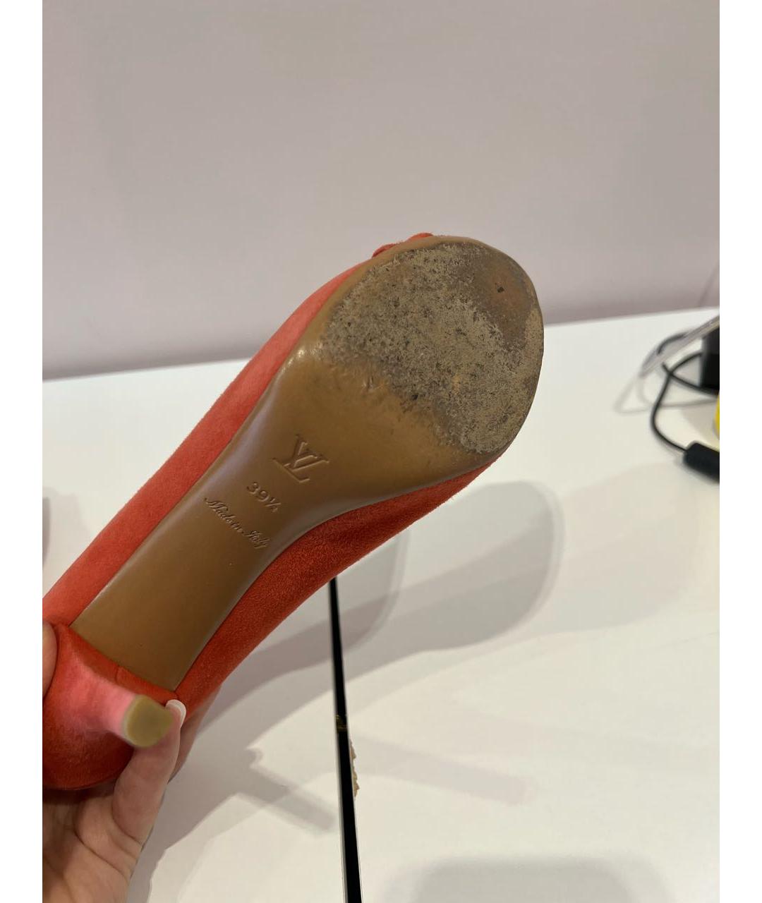 LOUIS VUITTON Красные замшевые туфли, фото 4