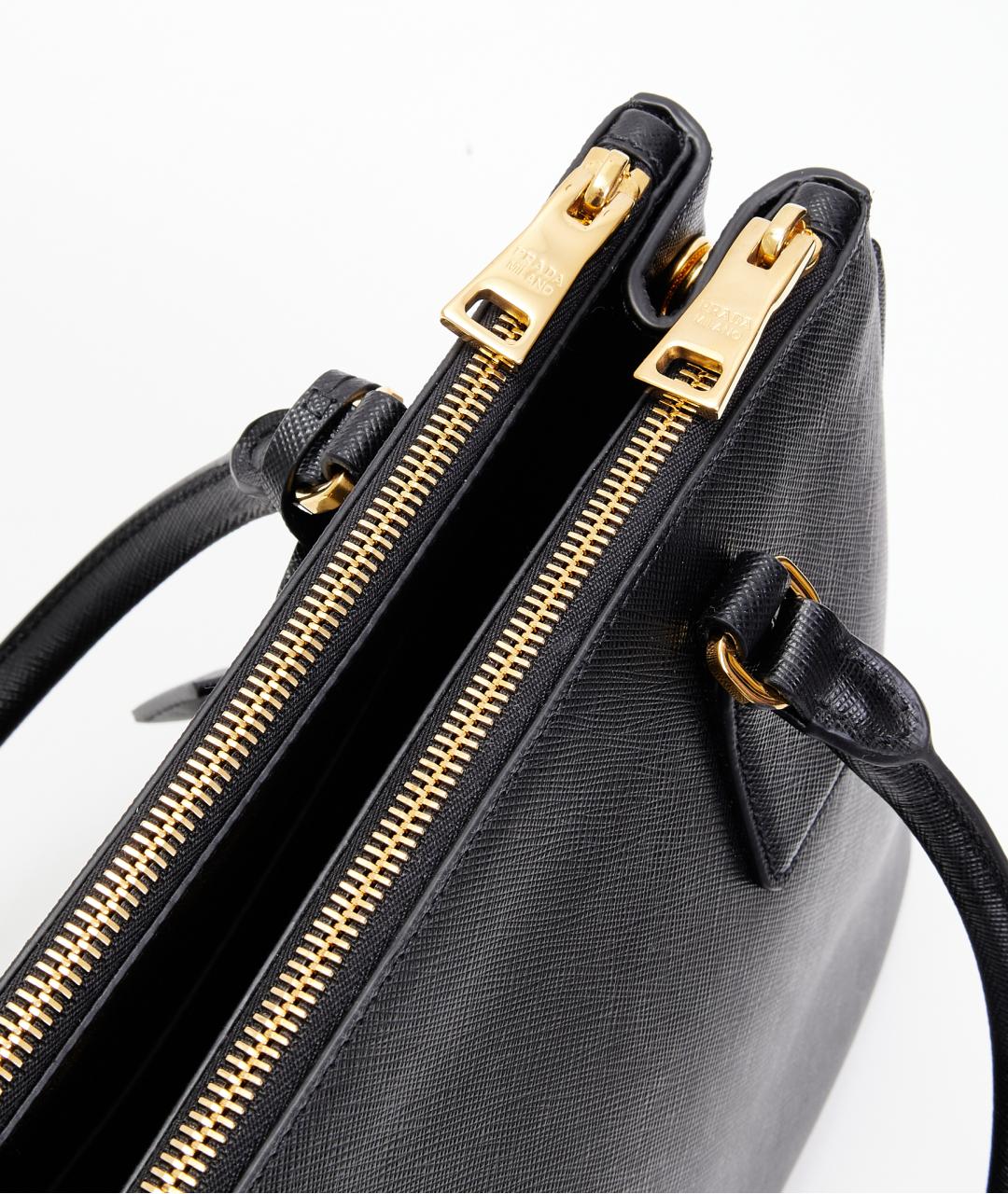 PRADA Черная кожаная сумка с короткими ручками, фото 4