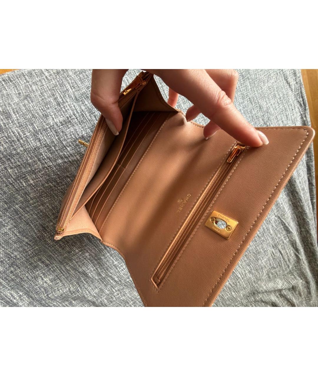 CHANEL Бежевая сумка через плечо из лакированной кожи, фото 4