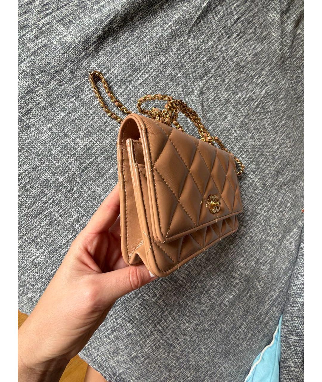 CHANEL Бежевая сумка через плечо из лакированной кожи, фото 2