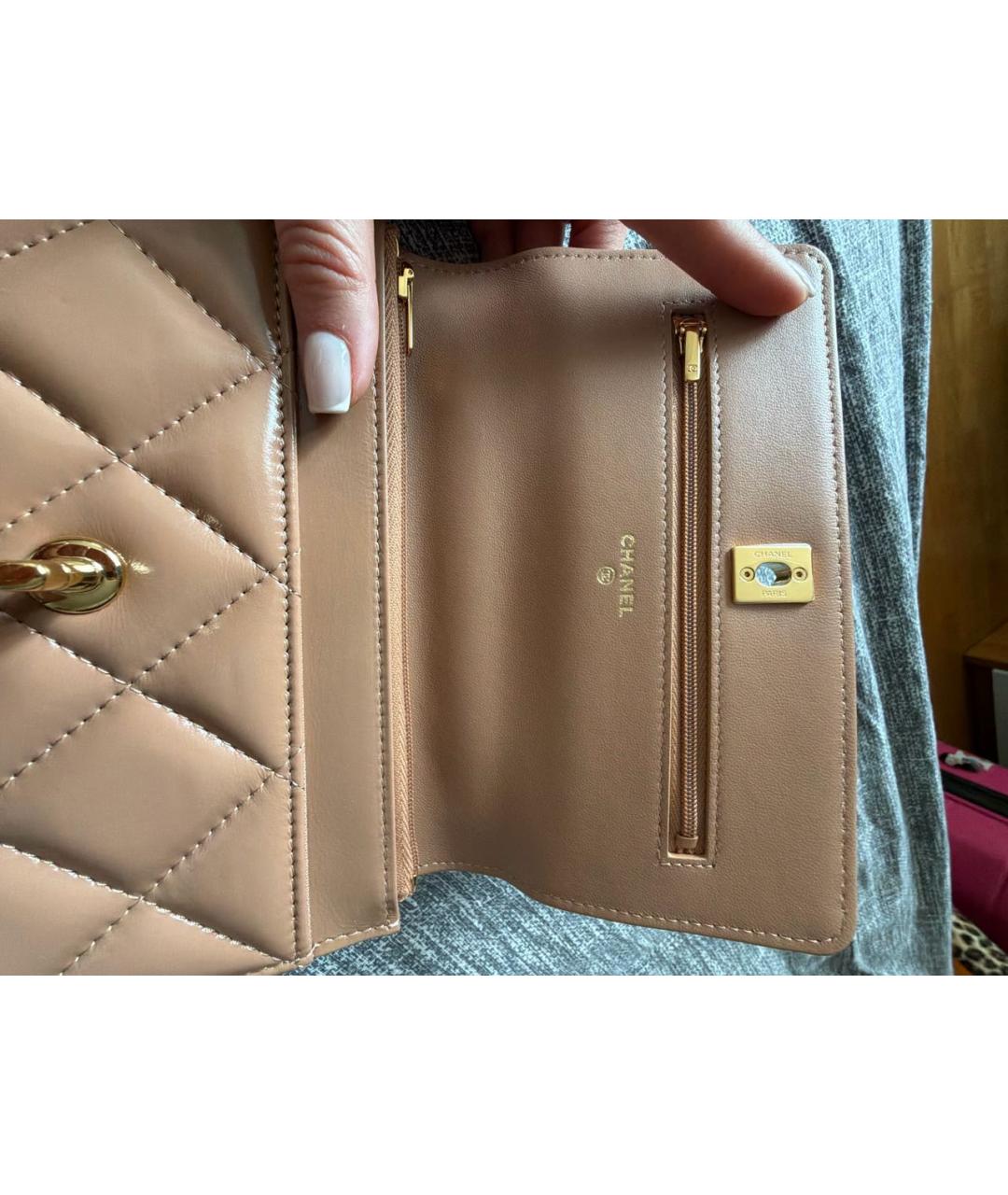 CHANEL Бежевая сумка через плечо из лакированной кожи, фото 6