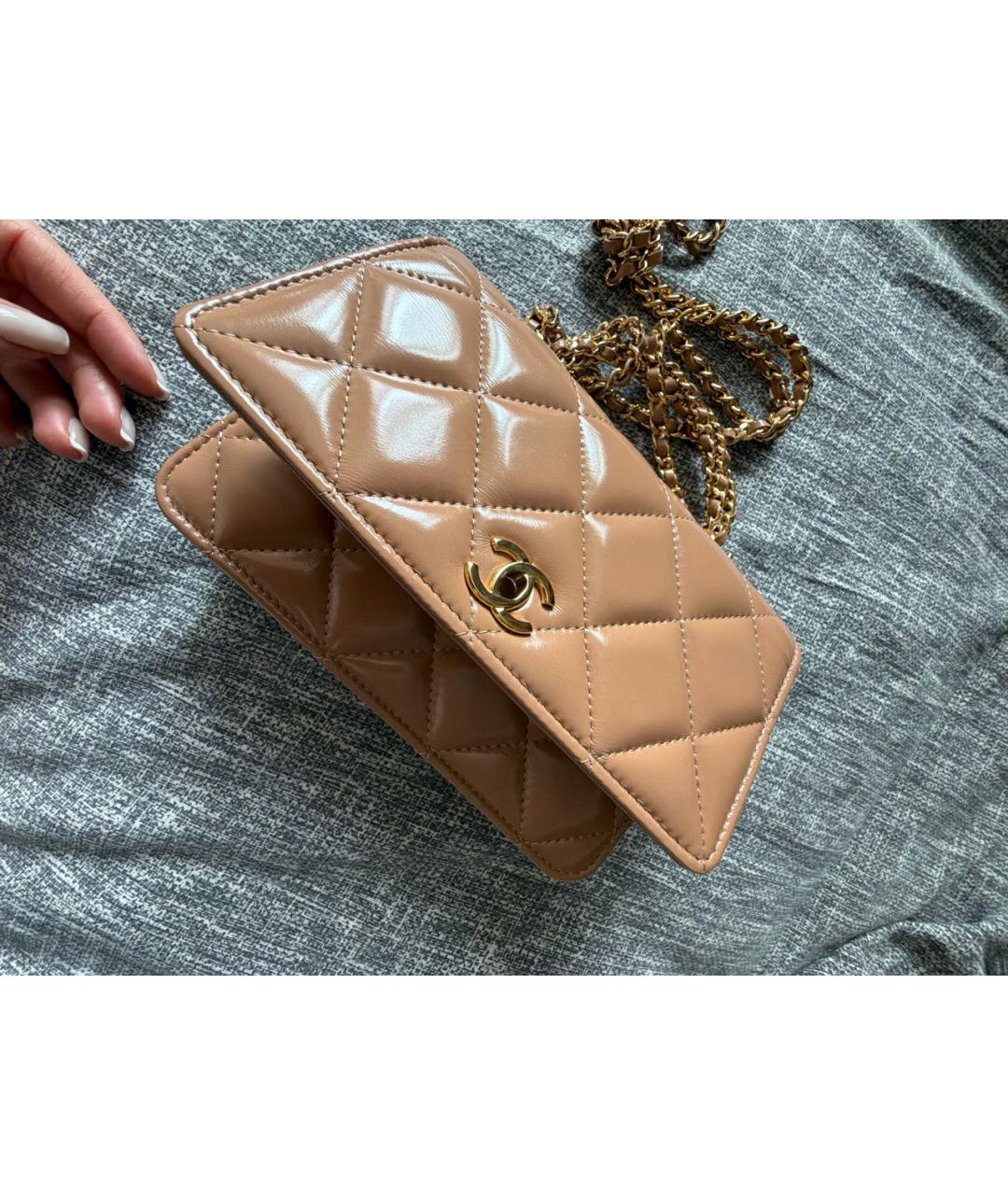 CHANEL Бежевая сумка через плечо из лакированной кожи, фото 5