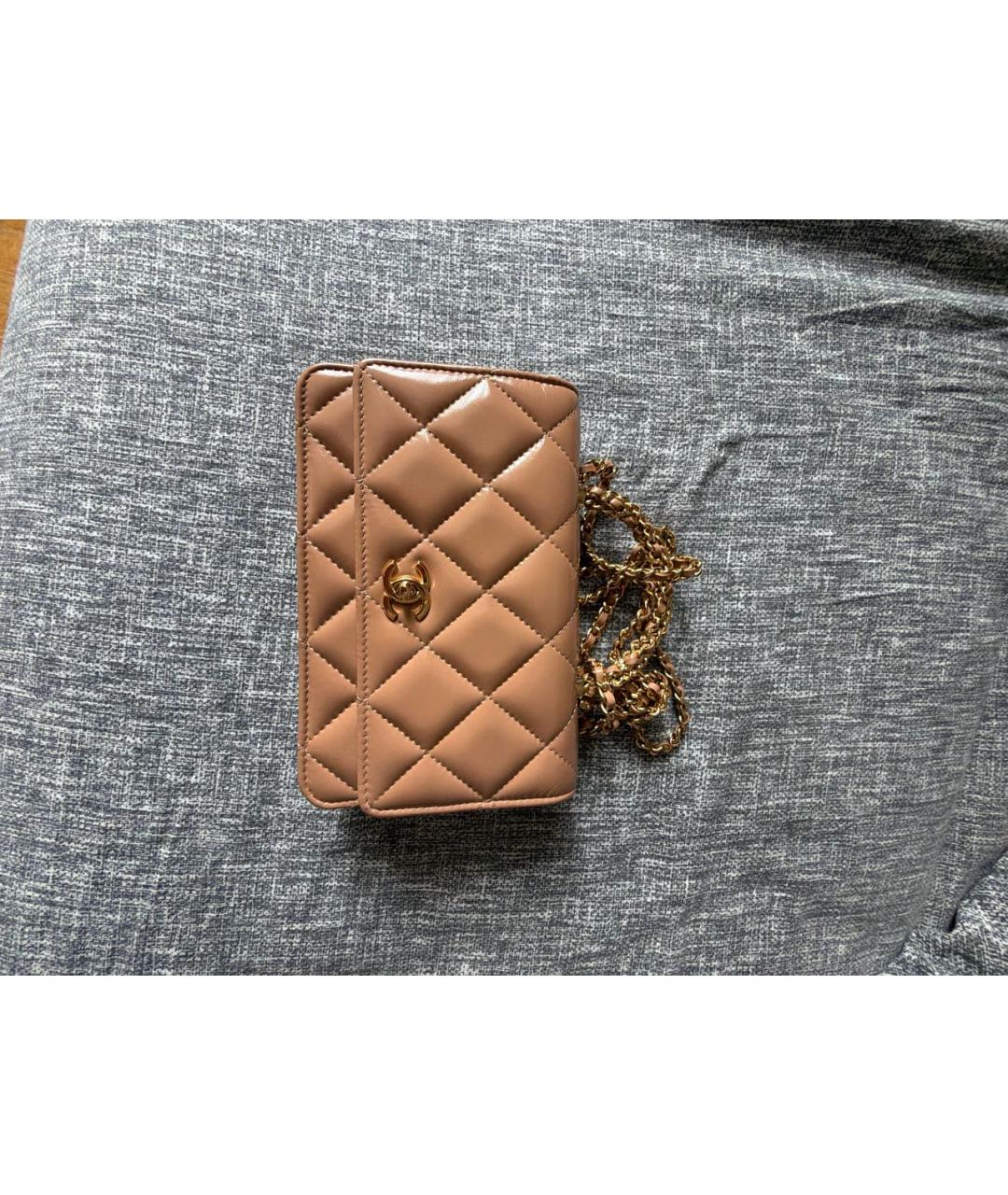 CHANEL Бежевая сумка через плечо из лакированной кожи, фото 7