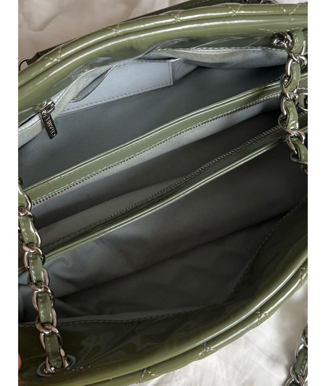 CHANEL Зеленая сумка с короткими ручками из лакированной кожи, фото 6