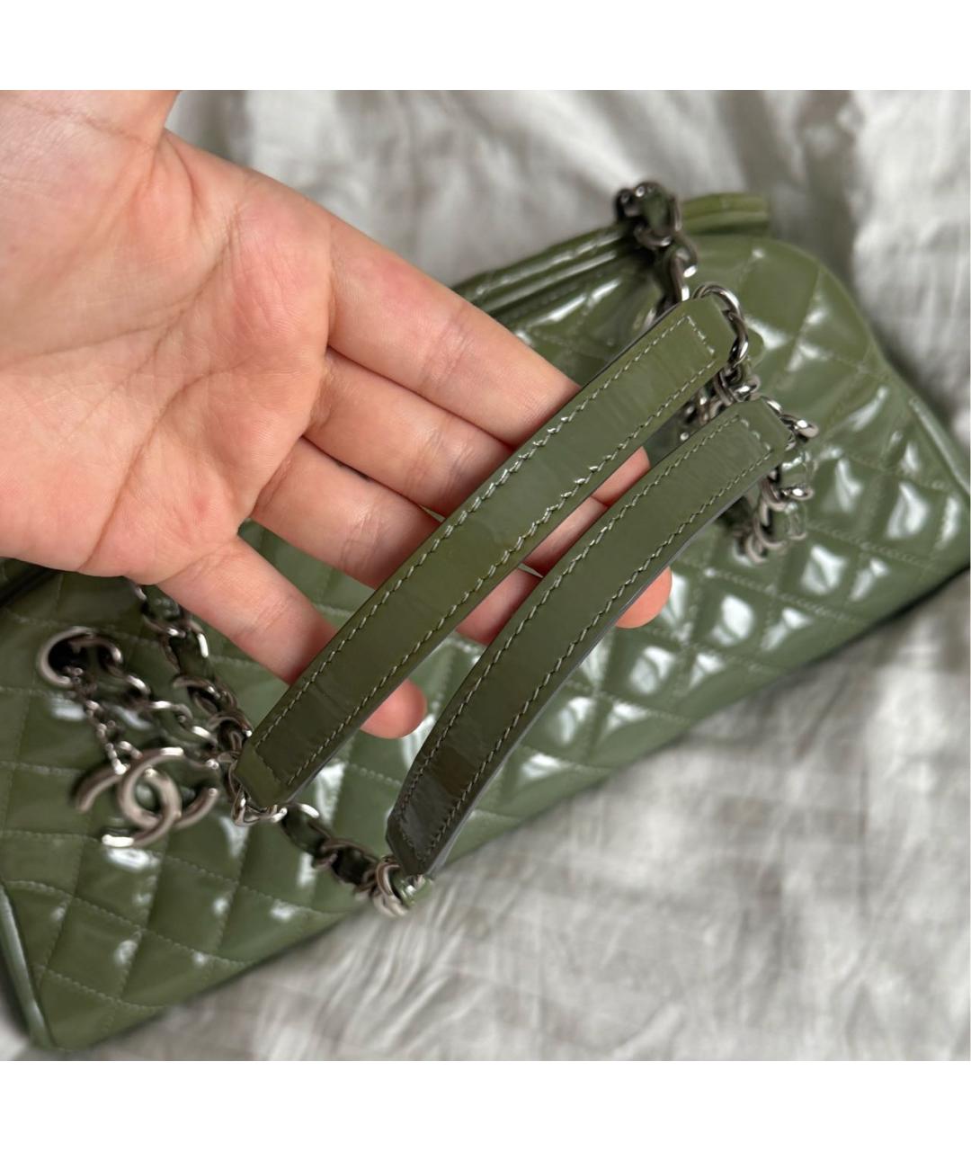 CHANEL Зеленая сумка с короткими ручками из лакированной кожи, фото 3