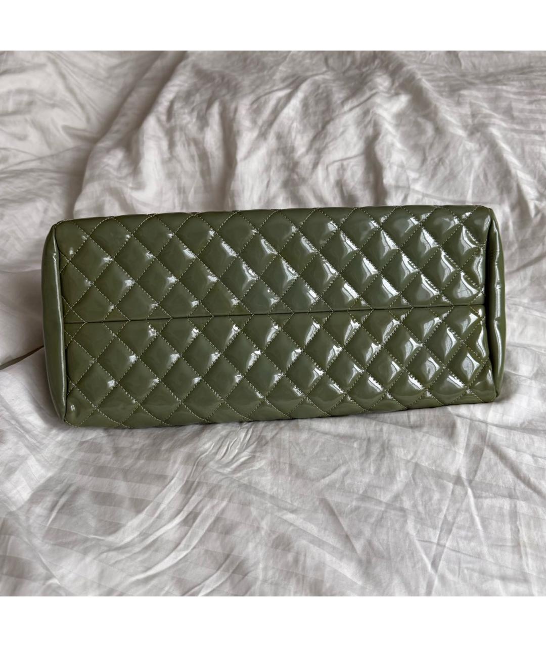 CHANEL Зеленая сумка с короткими ручками из лакированной кожи, фото 5