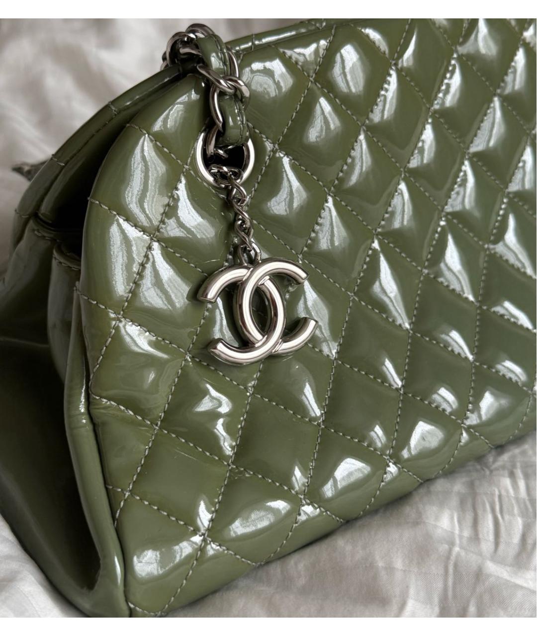 CHANEL Зеленая сумка с короткими ручками из лакированной кожи, фото 4