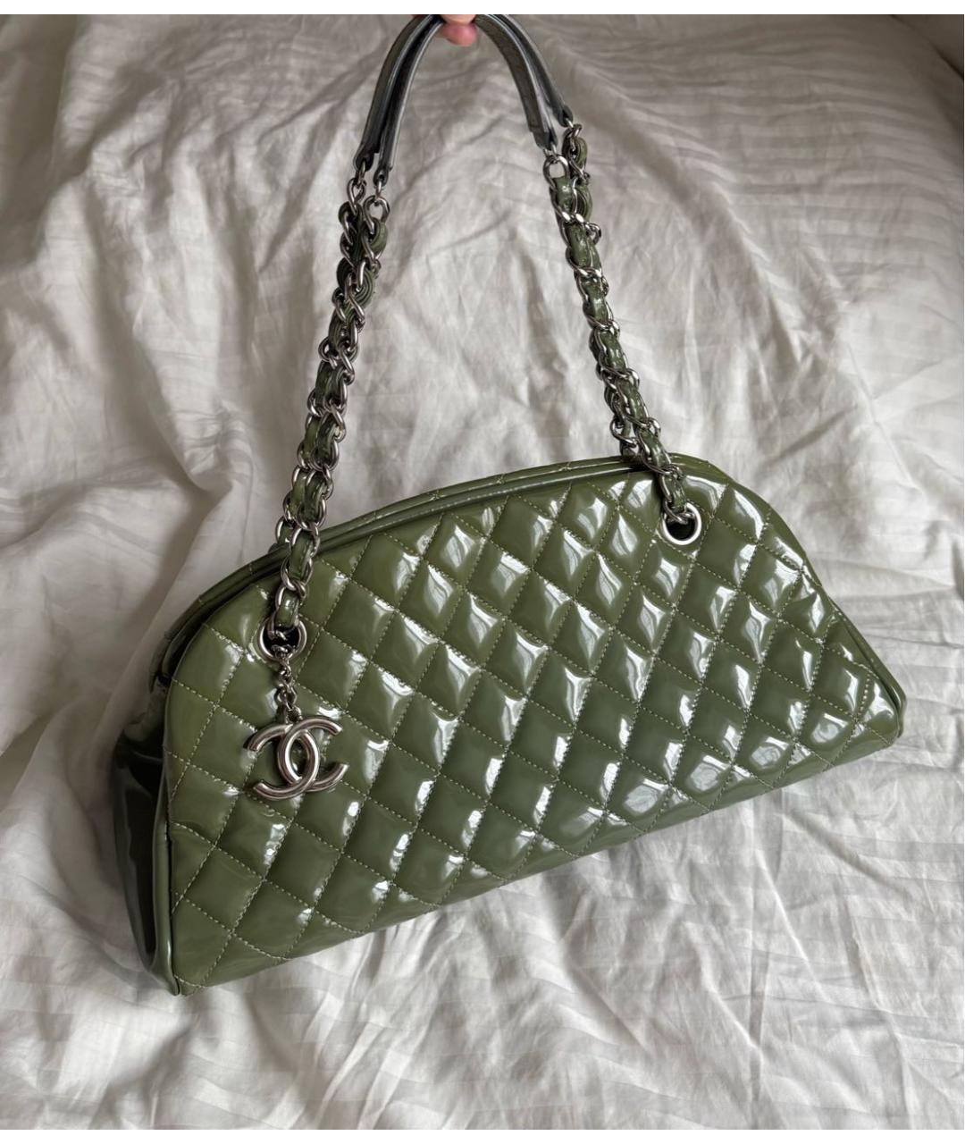 CHANEL Зеленая сумка с короткими ручками из лакированной кожи, фото 9