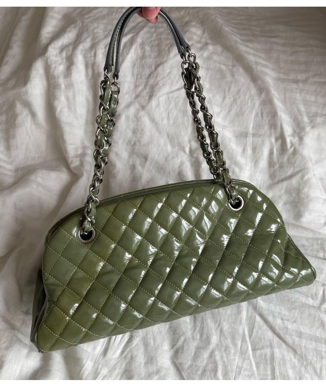 CHANEL Зеленая сумка с короткими ручками из лакированной кожи, фото 2