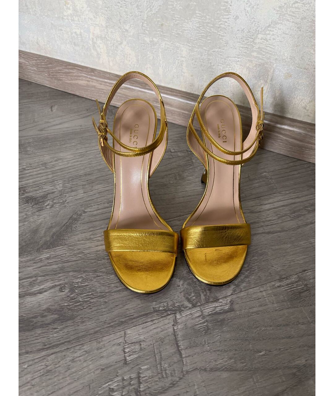 GUCCI Золотые кожаные босоножки, фото 3
