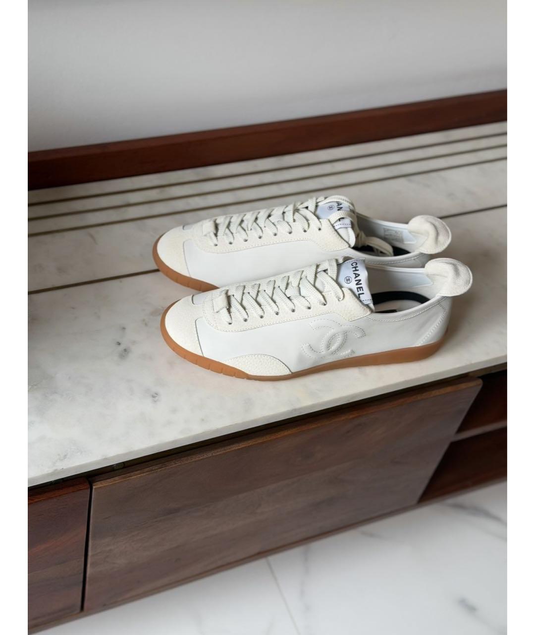 CHANEL Бежевые кожаные кеды, фото 2