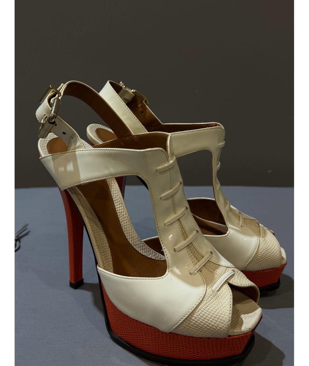 FENDI Белые босоножки из лакированной кожи, фото 3