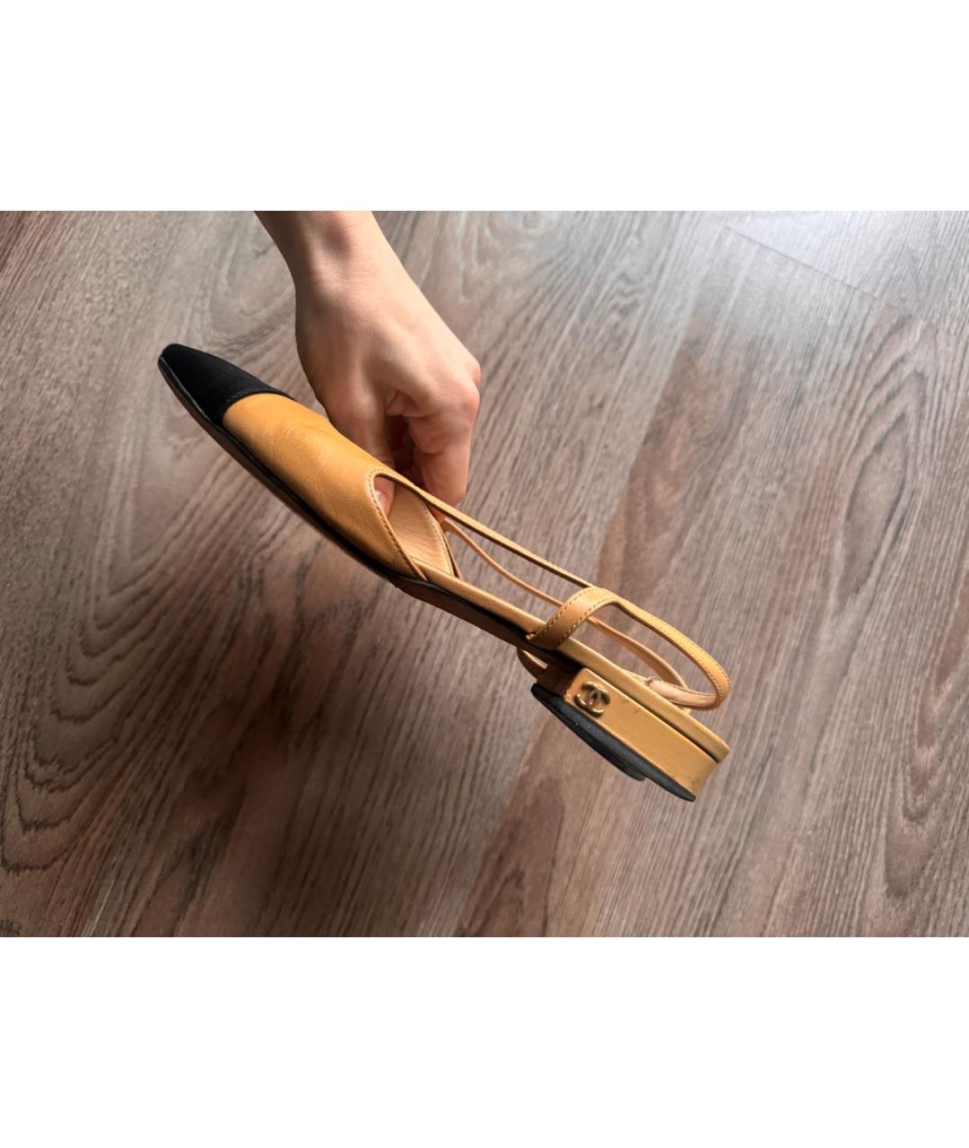 CHANEL Бежевые кожаные лодочки на низком каблуке, фото 7