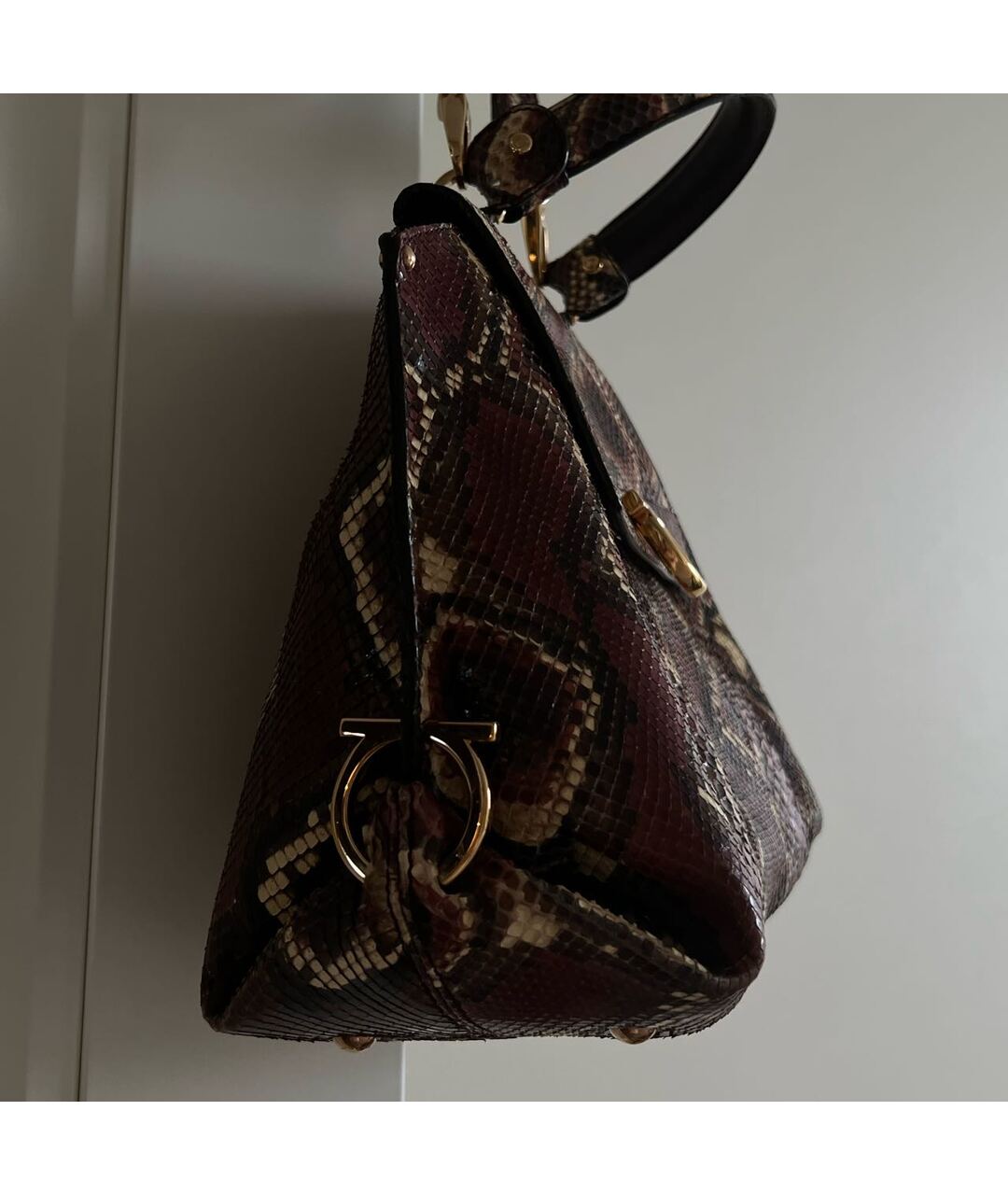 SALVATORE FERRAGAMO Бордовая сумка тоут из экзотической кожи, фото 4