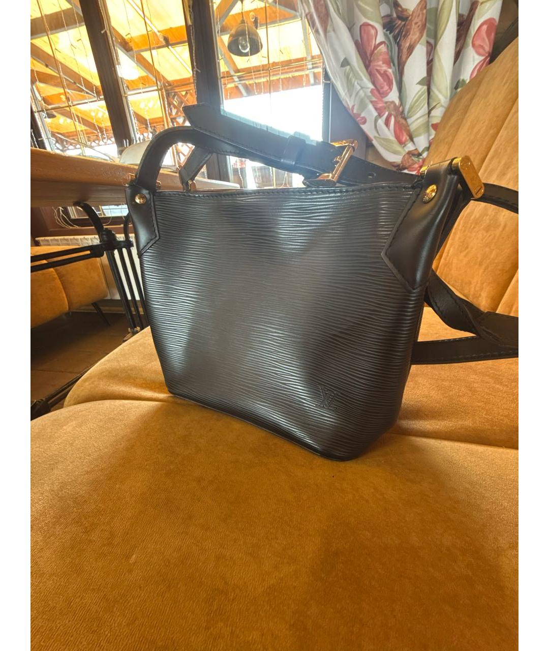 LOUIS VUITTON Черная кожаная сумка с короткими ручками, фото 3