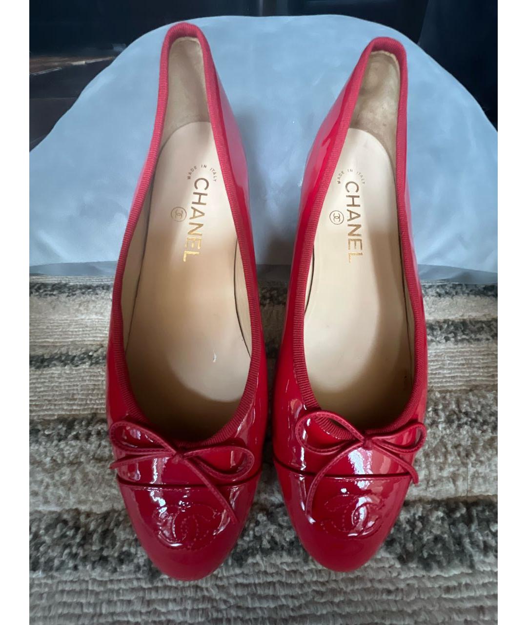 CHANEL Красные балетки из лакированной кожи, фото 2