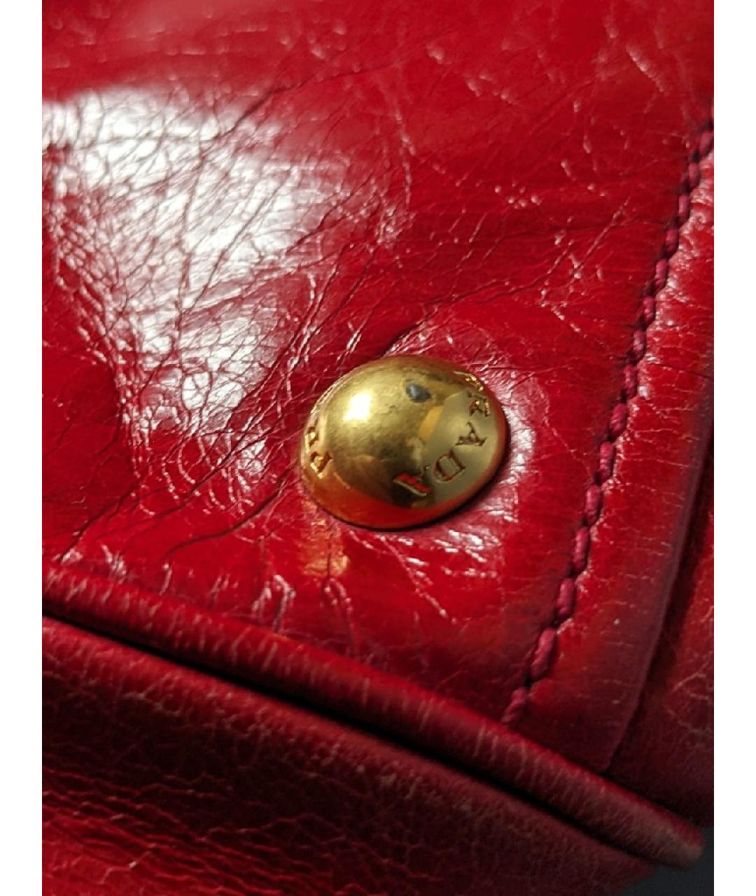 PRADA Красная сумка с короткими ручками из лакированной кожи, фото 8