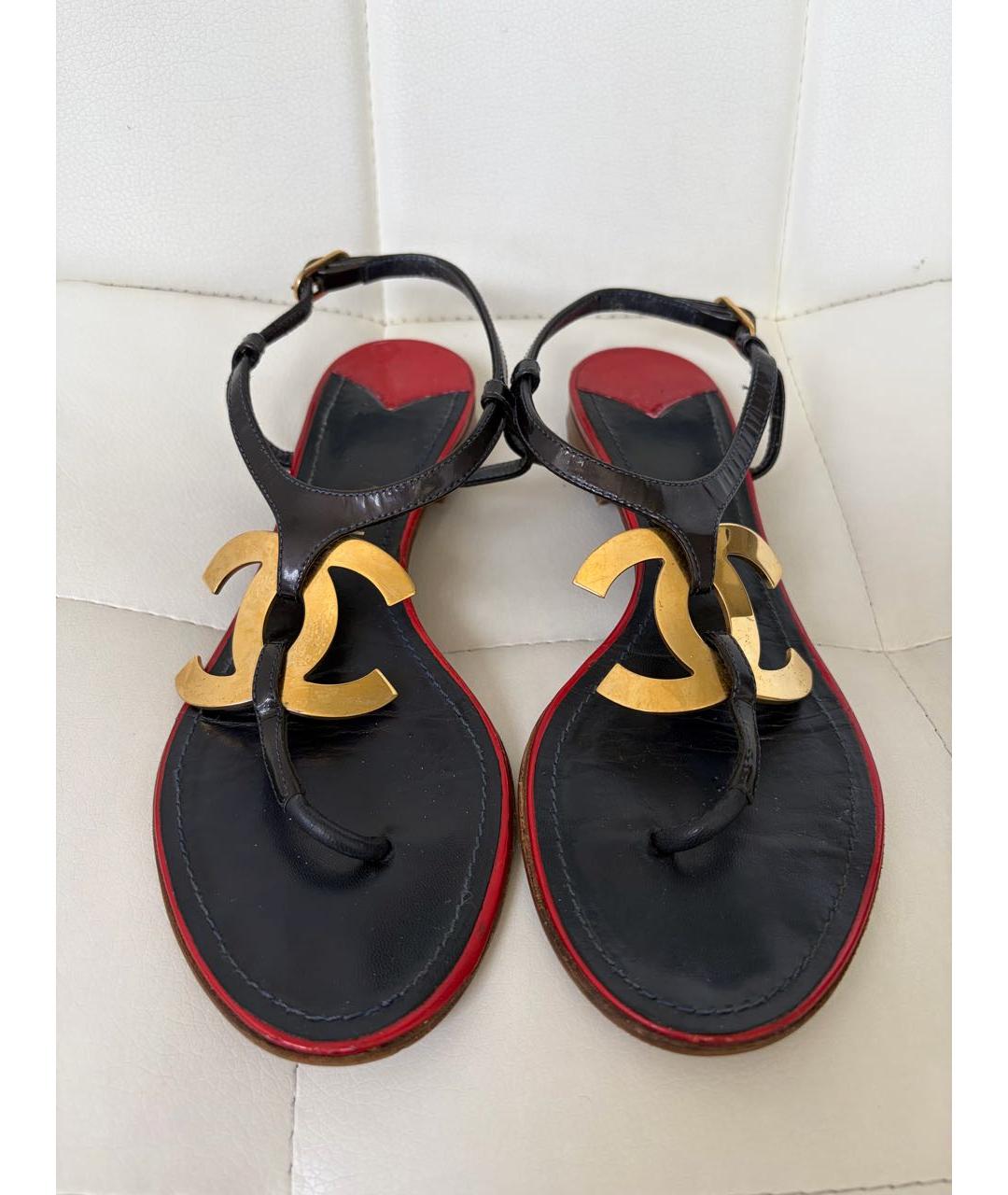 CHANEL Темно-синие сандалии из лакированной кожи, фото 2