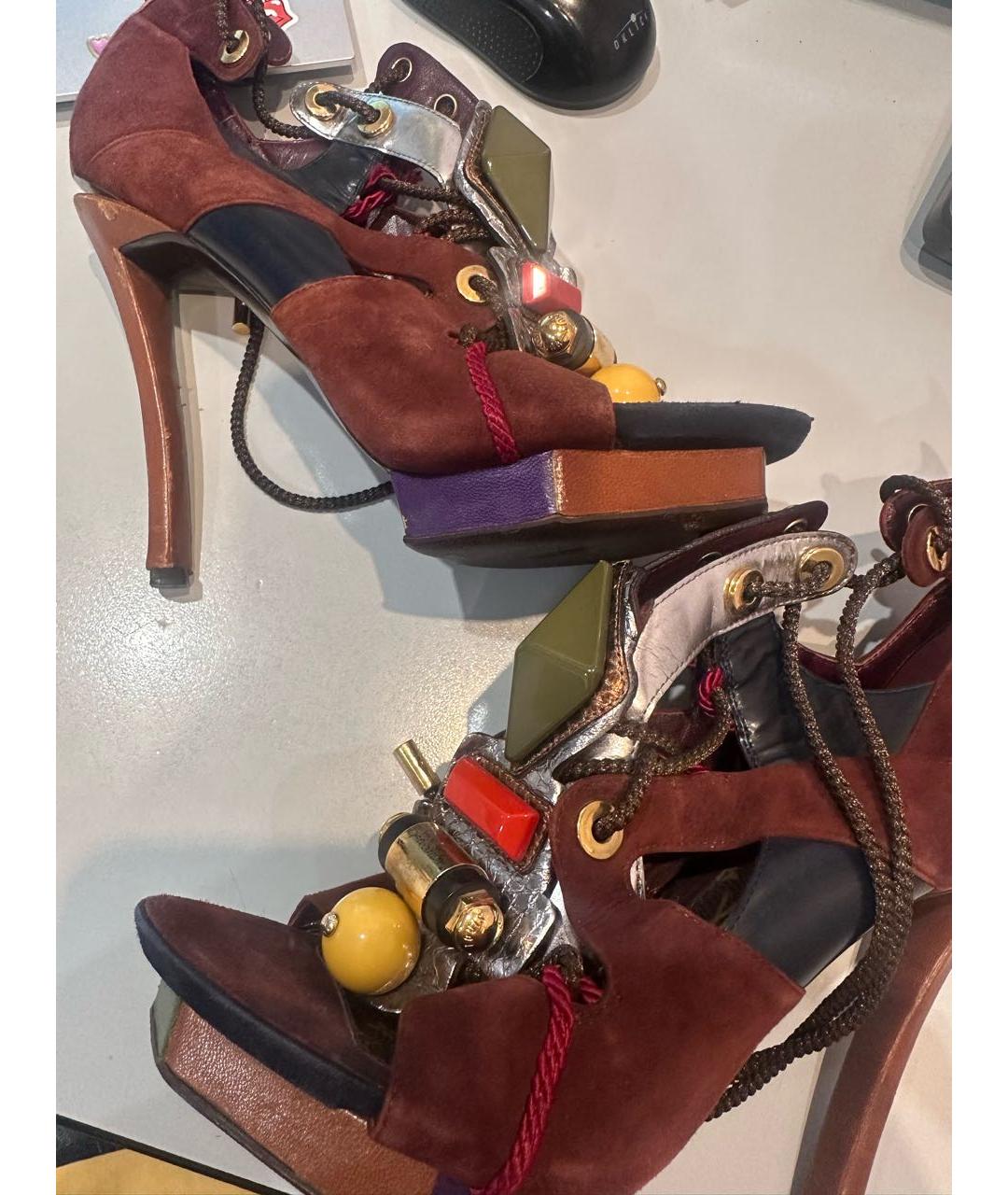 LOUIS VUITTON Коричневые замшевые босоножки, фото 3