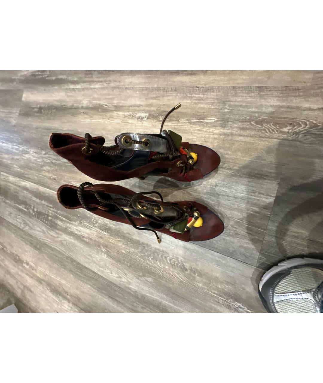 LOUIS VUITTON Коричневые замшевые босоножки, фото 2