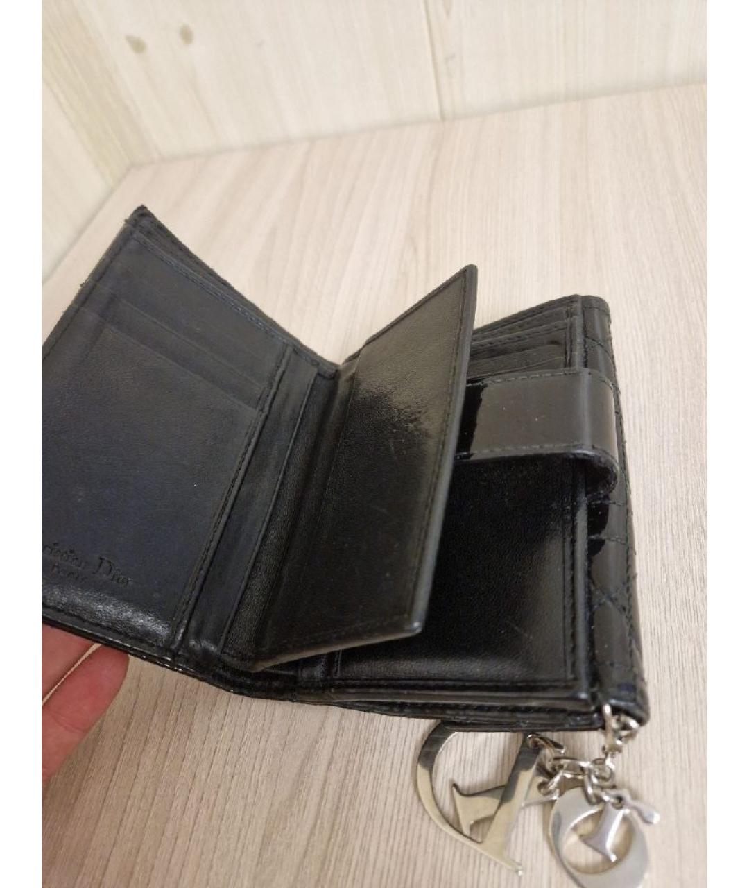 CHRISTIAN DIOR Черный кошелек из лакированной кожи, фото 4