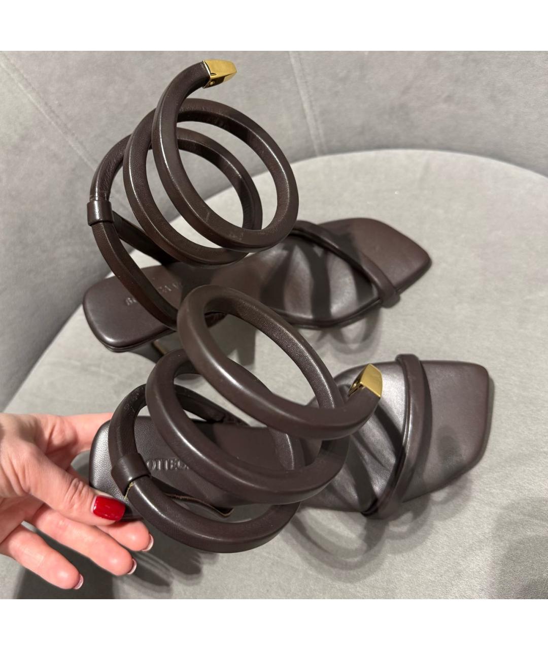 BOTTEGA VENETA Коричневые кожаные босоножки, фото 3