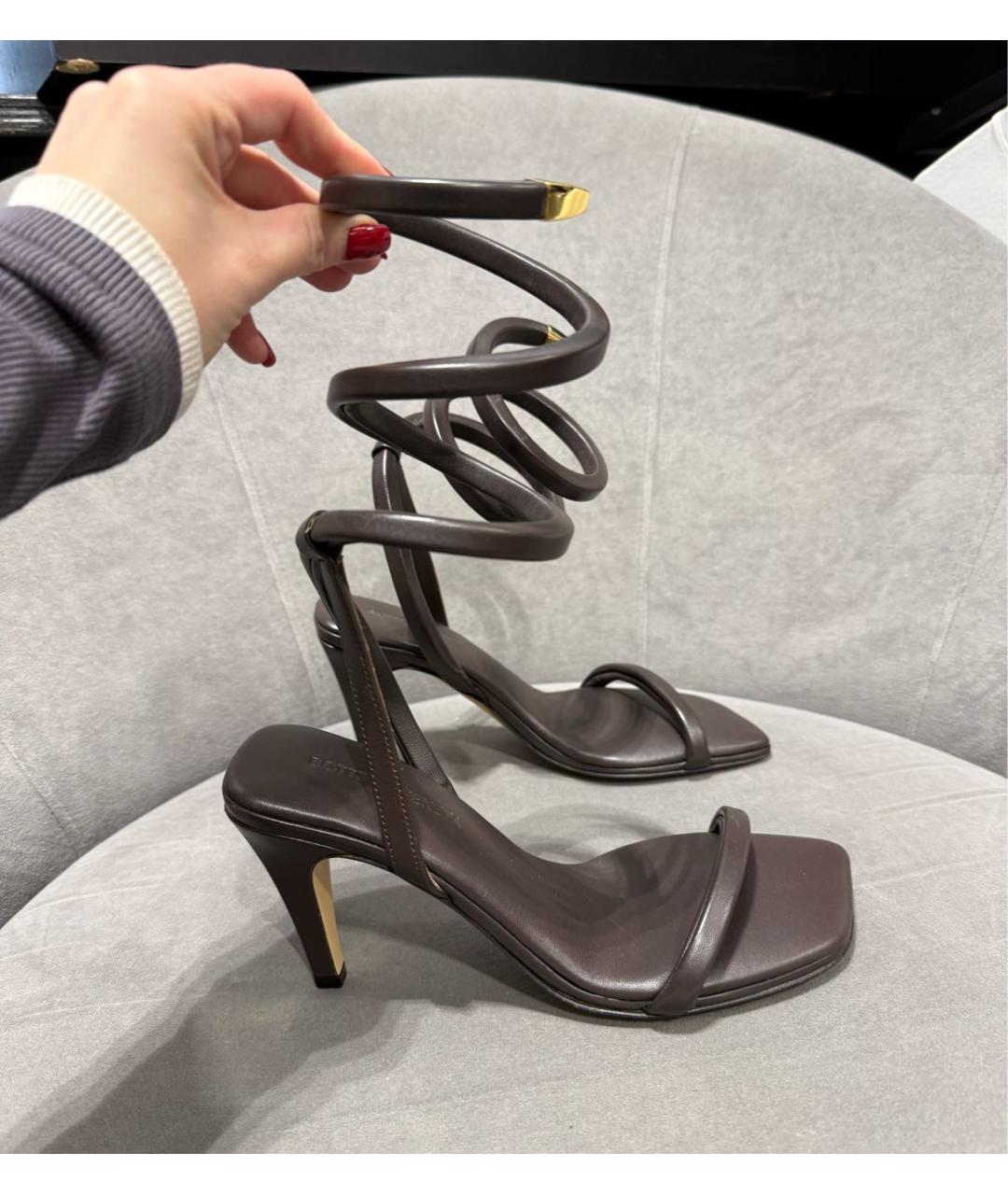 BOTTEGA VENETA Коричневые кожаные босоножки, фото 5