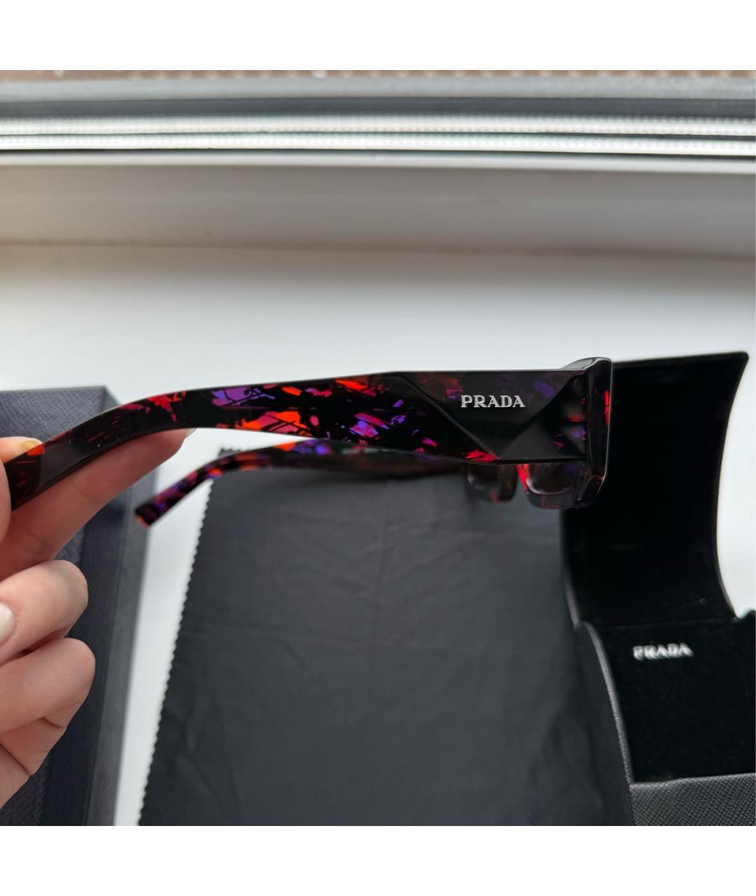 PRADA Черные пластиковые солнцезащитные очки, фото 2