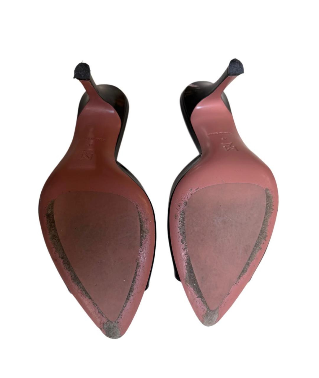 Amina Muaddi Черные босоножки из лакированной кожи, фото 5