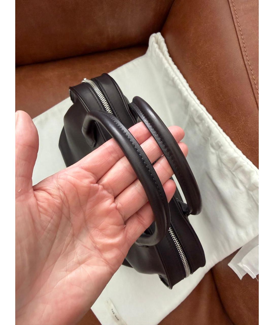 THE ROW Черная кожаная сумка с короткими ручками, фото 7