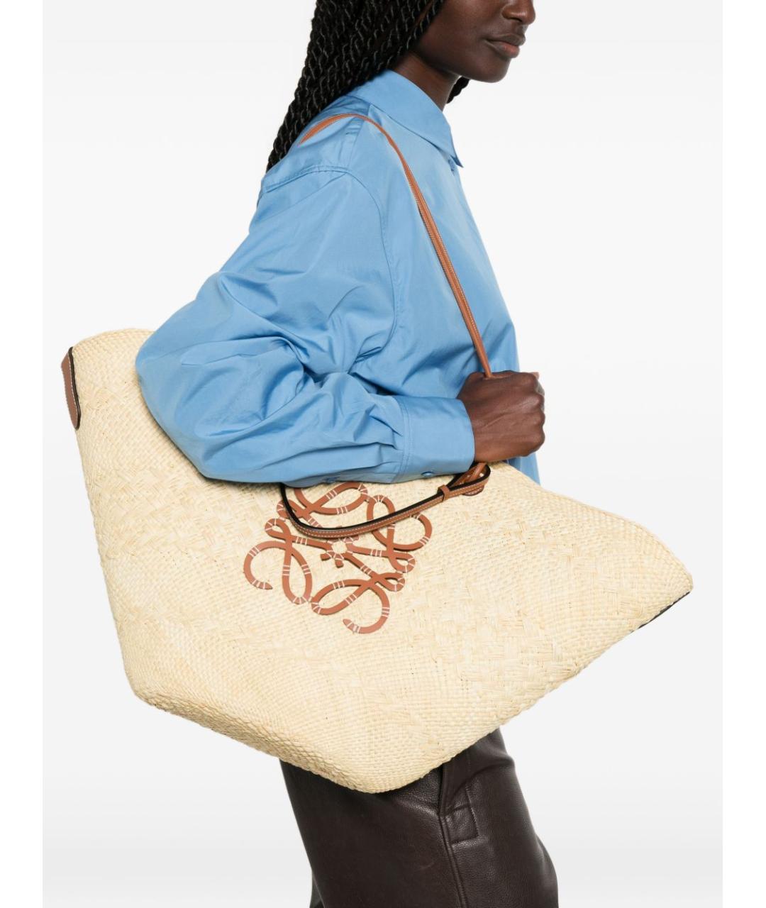 LOEWE Бежевая пелетеная сумка тоут, фото 3