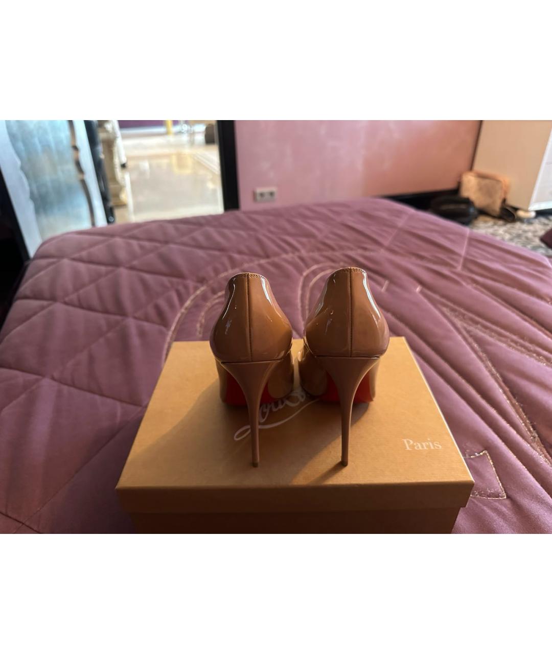 CHRISTIAN LOUBOUTIN Бежевые туфли из лакированной кожи, фото 4