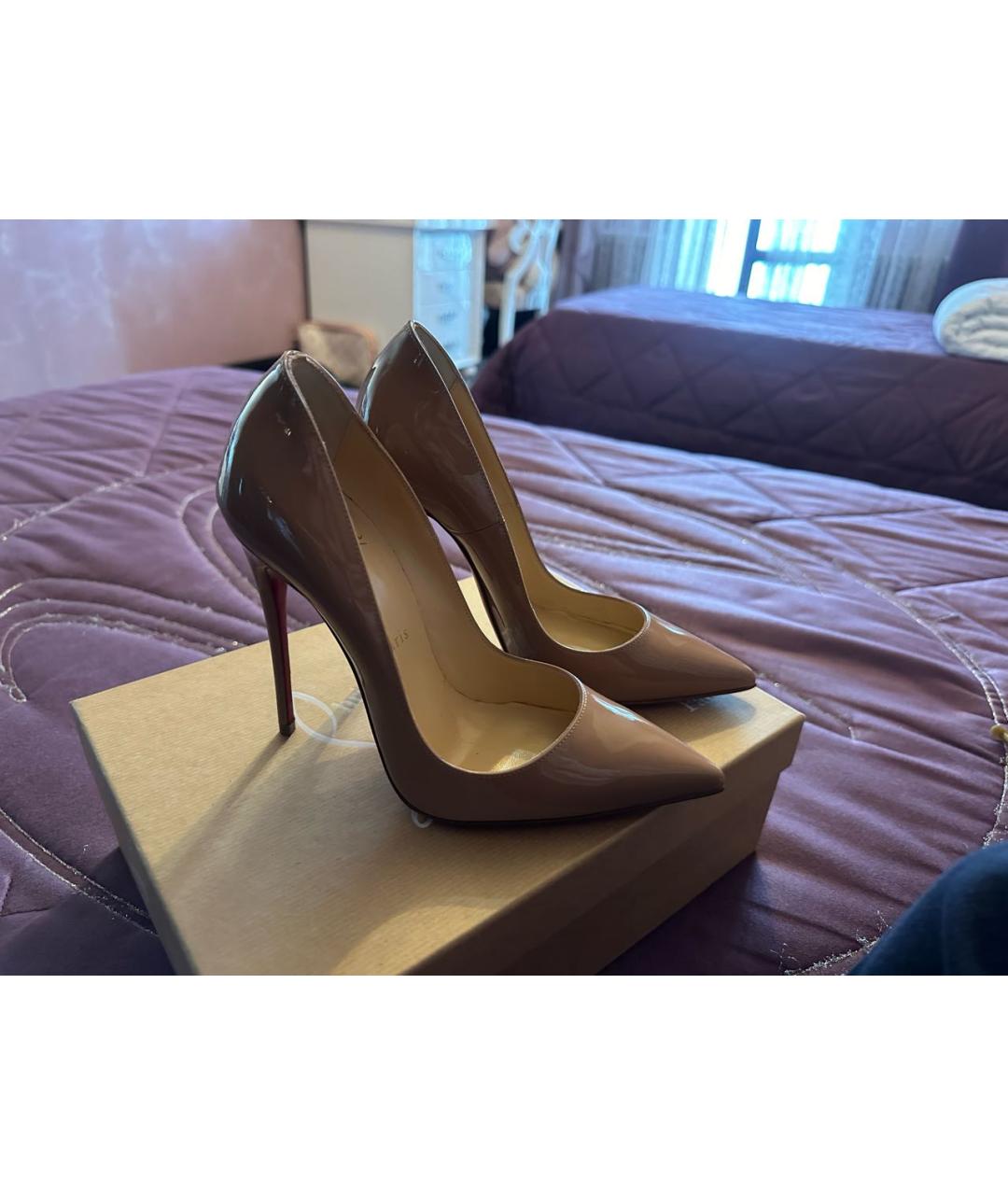 CHRISTIAN LOUBOUTIN Бежевые туфли из лакированной кожи, фото 3