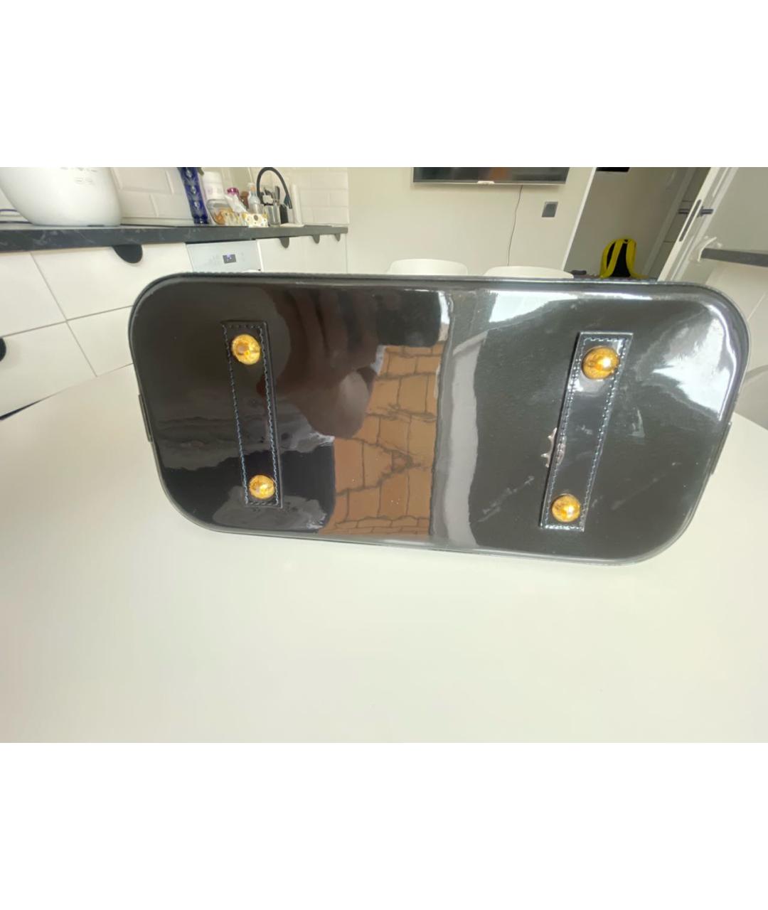 LOUIS VUITTON Черная сумка с короткими ручками из лакированной кожи, фото 4