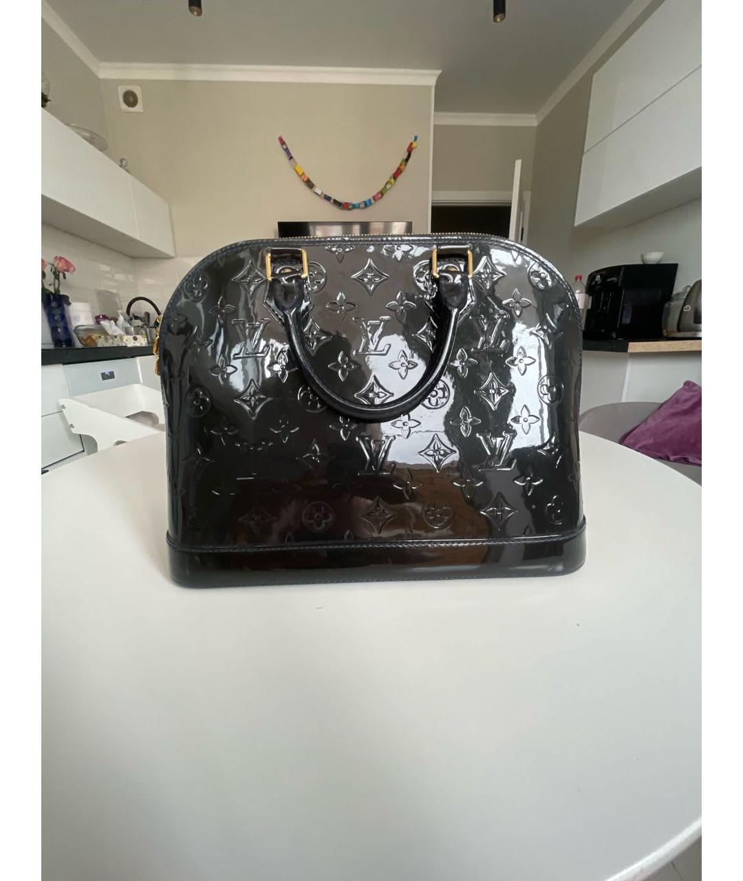 LOUIS VUITTON Черная сумка с короткими ручками из лакированной кожи, фото 2