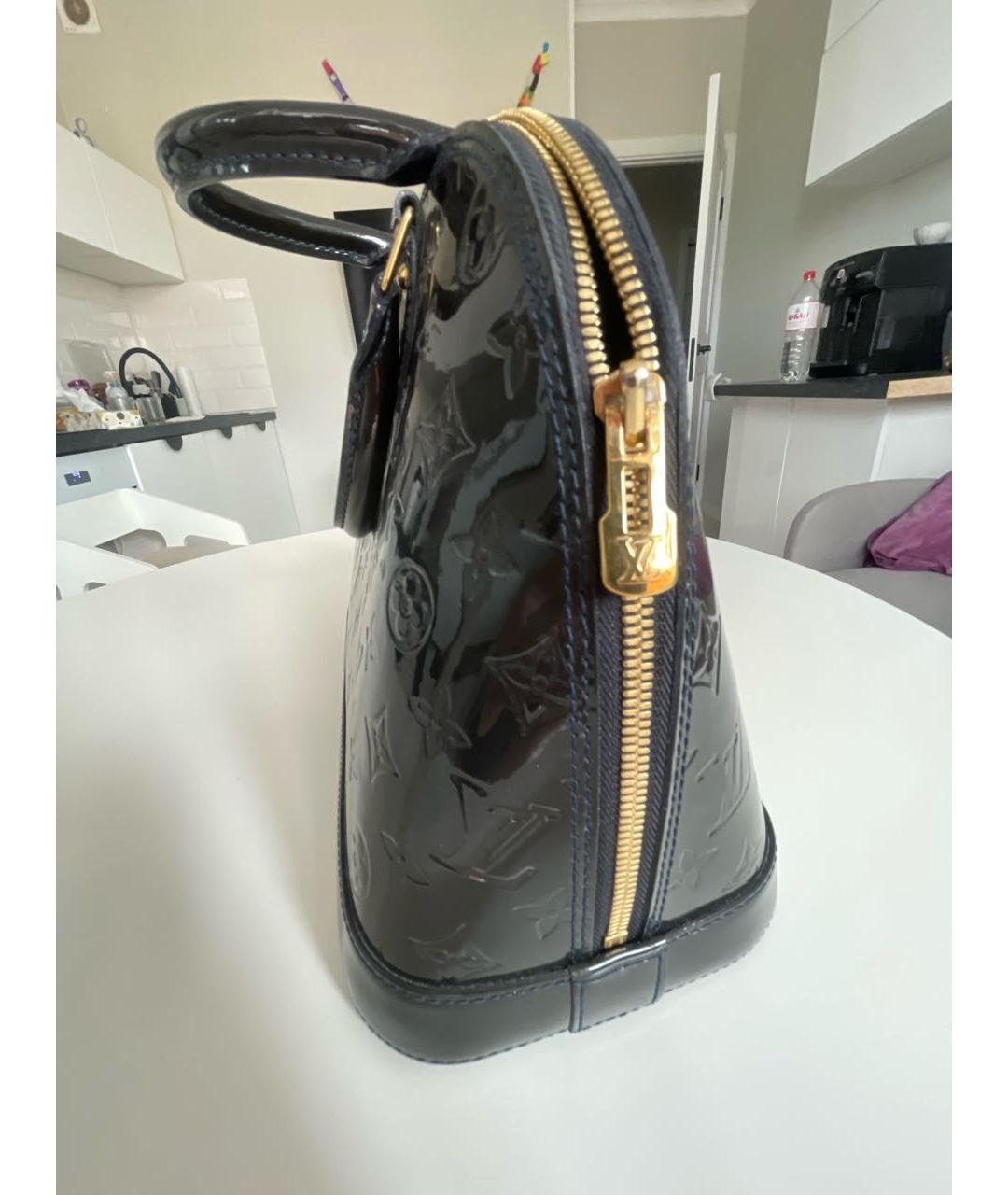 LOUIS VUITTON Черная сумка с короткими ручками из лакированной кожи, фото 5