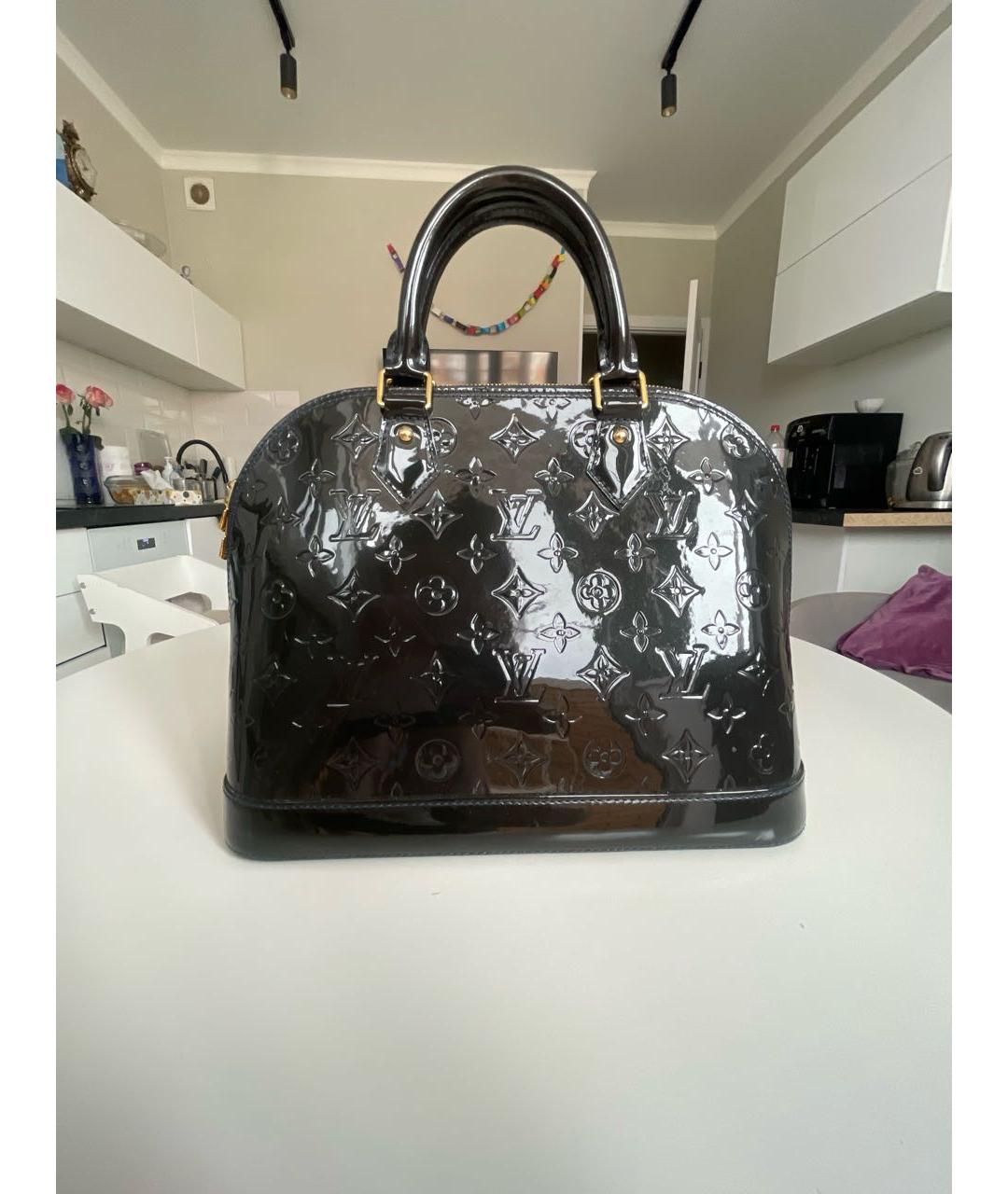 LOUIS VUITTON Черная сумка с короткими ручками из лакированной кожи, фото 6