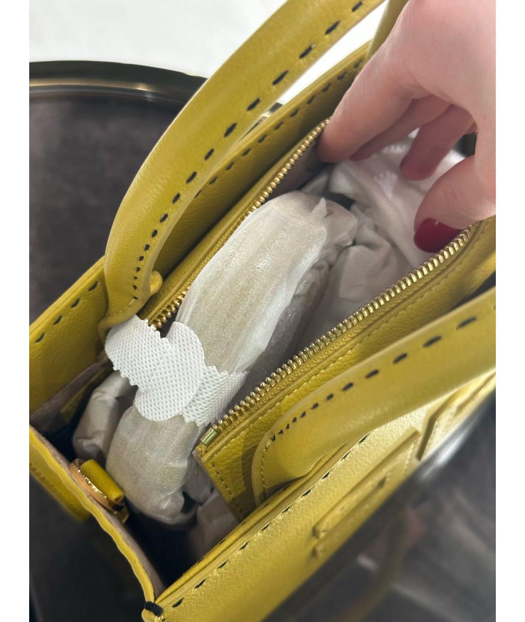 ELISABETTA FRANCHI Горчичная сумка с короткими ручками из искусственной кожи, фото 4