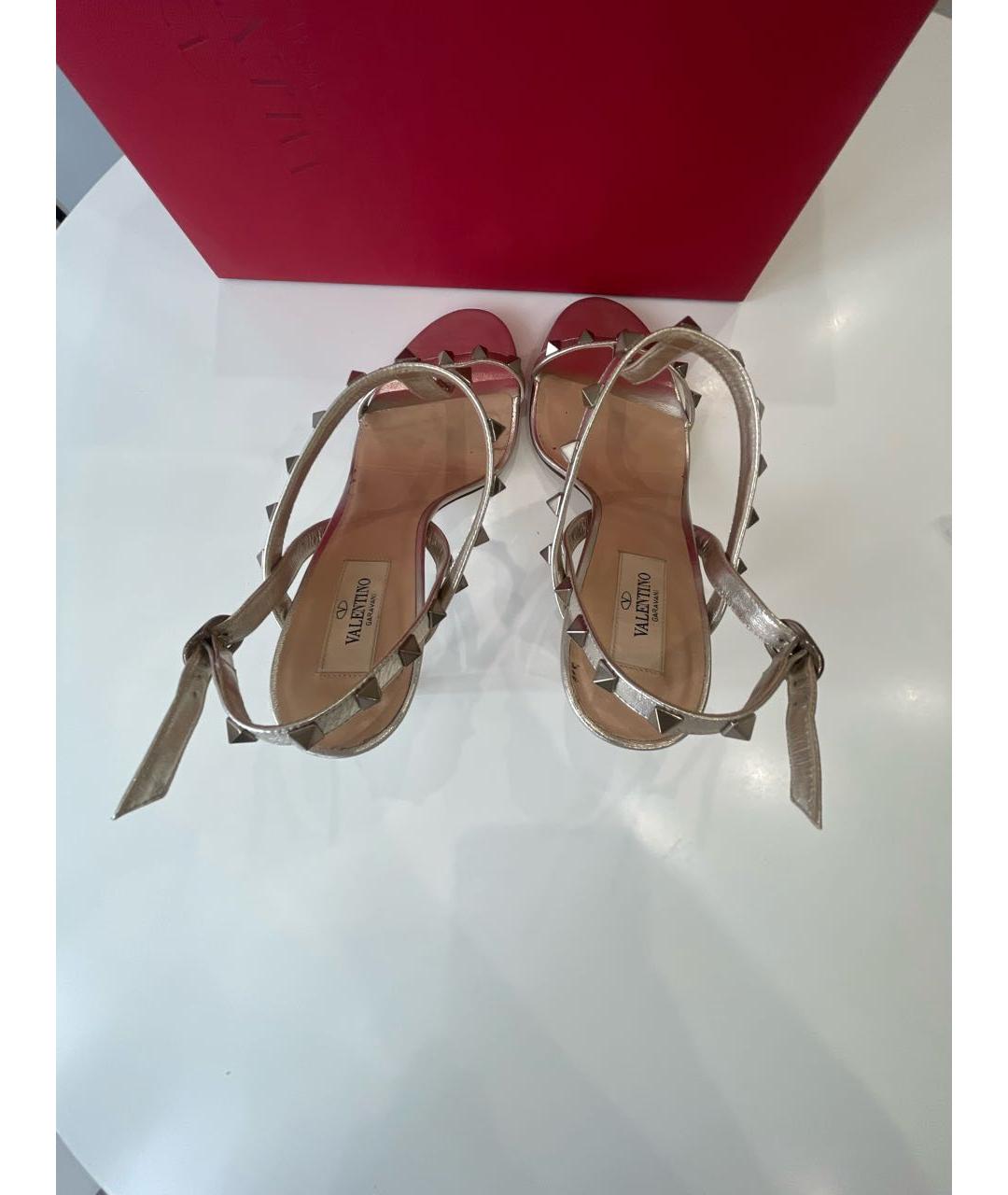 VALENTINO Золотые кожаные босоножки, фото 4