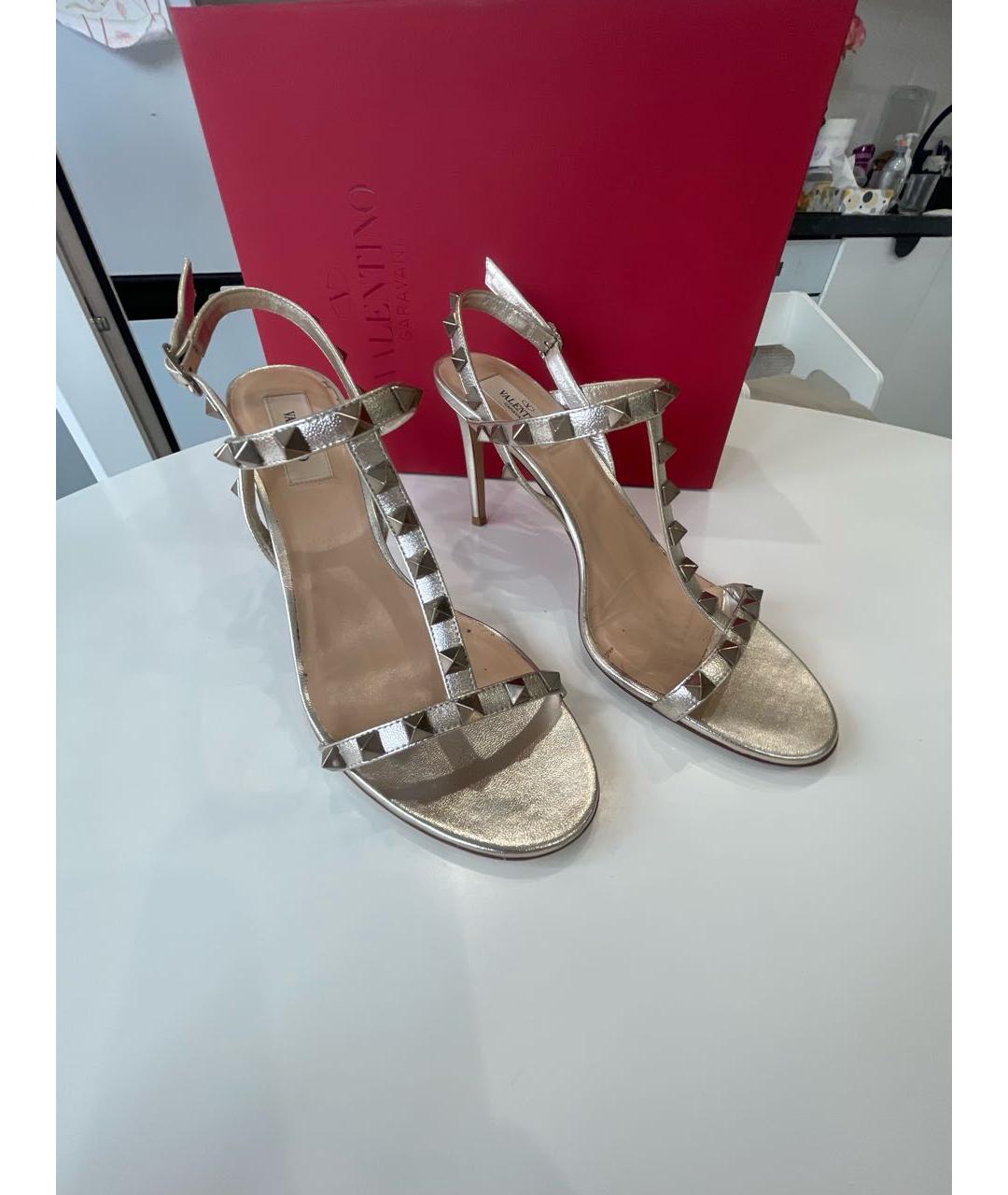 VALENTINO Золотые кожаные босоножки, фото 2