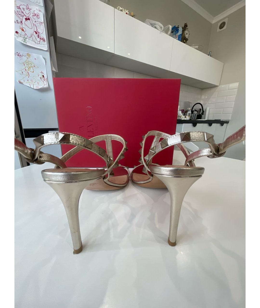 VALENTINO Золотые кожаные босоножки, фото 5