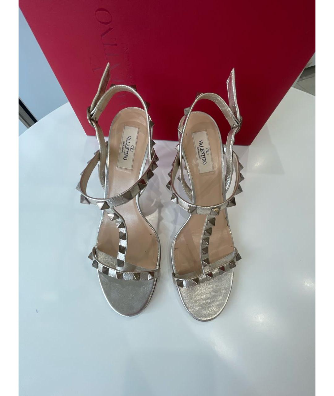 VALENTINO Золотые кожаные босоножки, фото 3