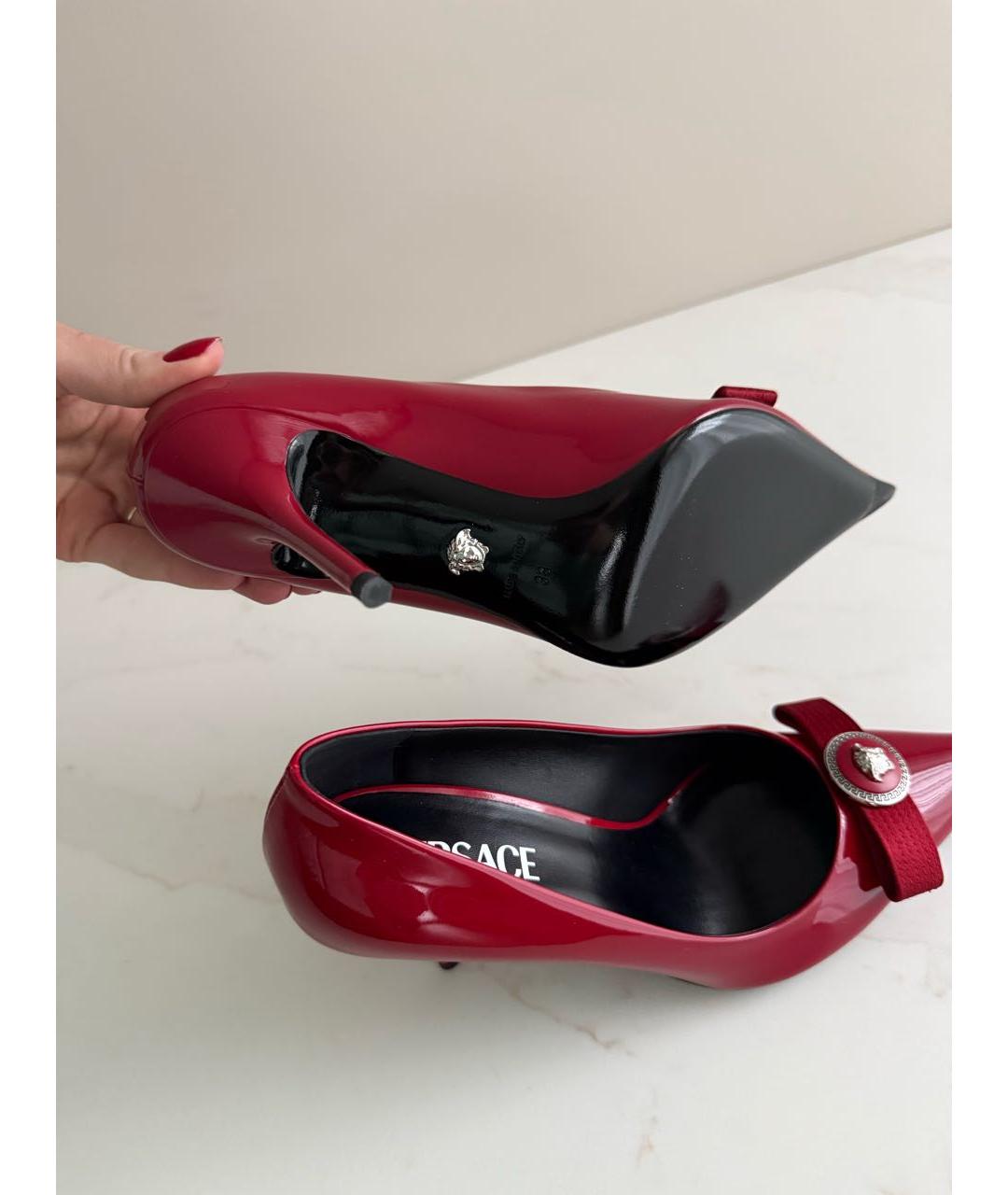 VERSACE Красные туфли из лакированной кожи, фото 5