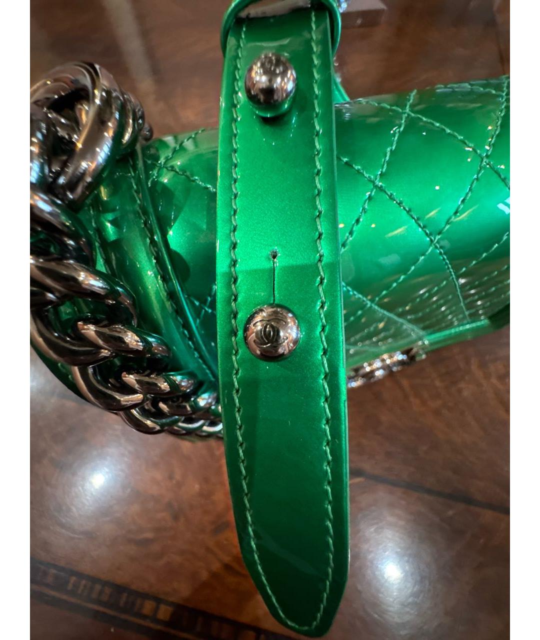 CHANEL Зеленая сумка через плечо из лакированной кожи, фото 7