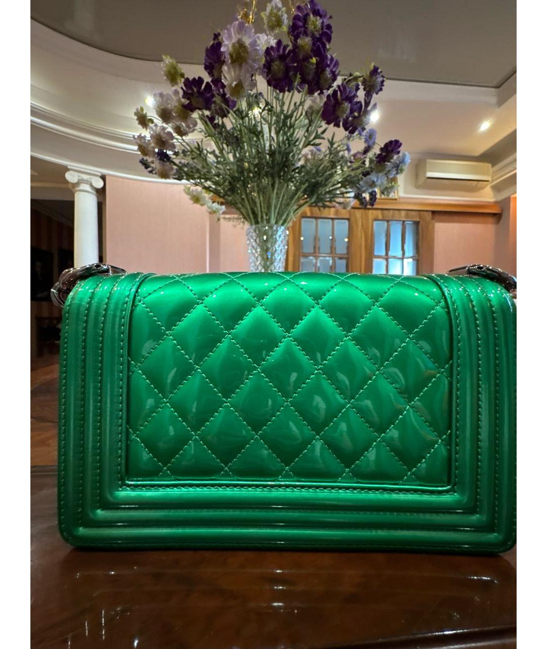 CHANEL Зеленая сумка через плечо из лакированной кожи, фото 3