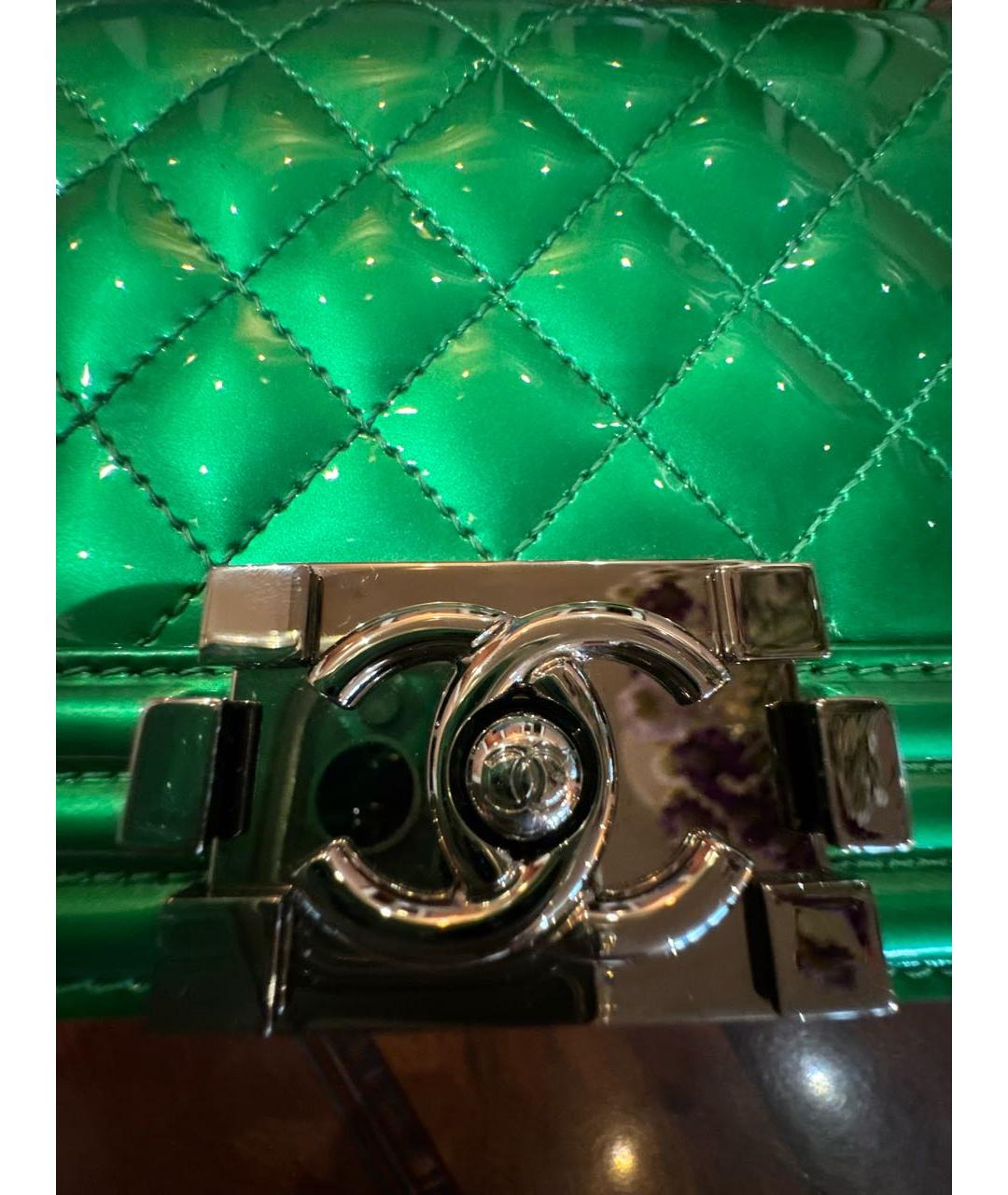 CHANEL Зеленая сумка через плечо из лакированной кожи, фото 6