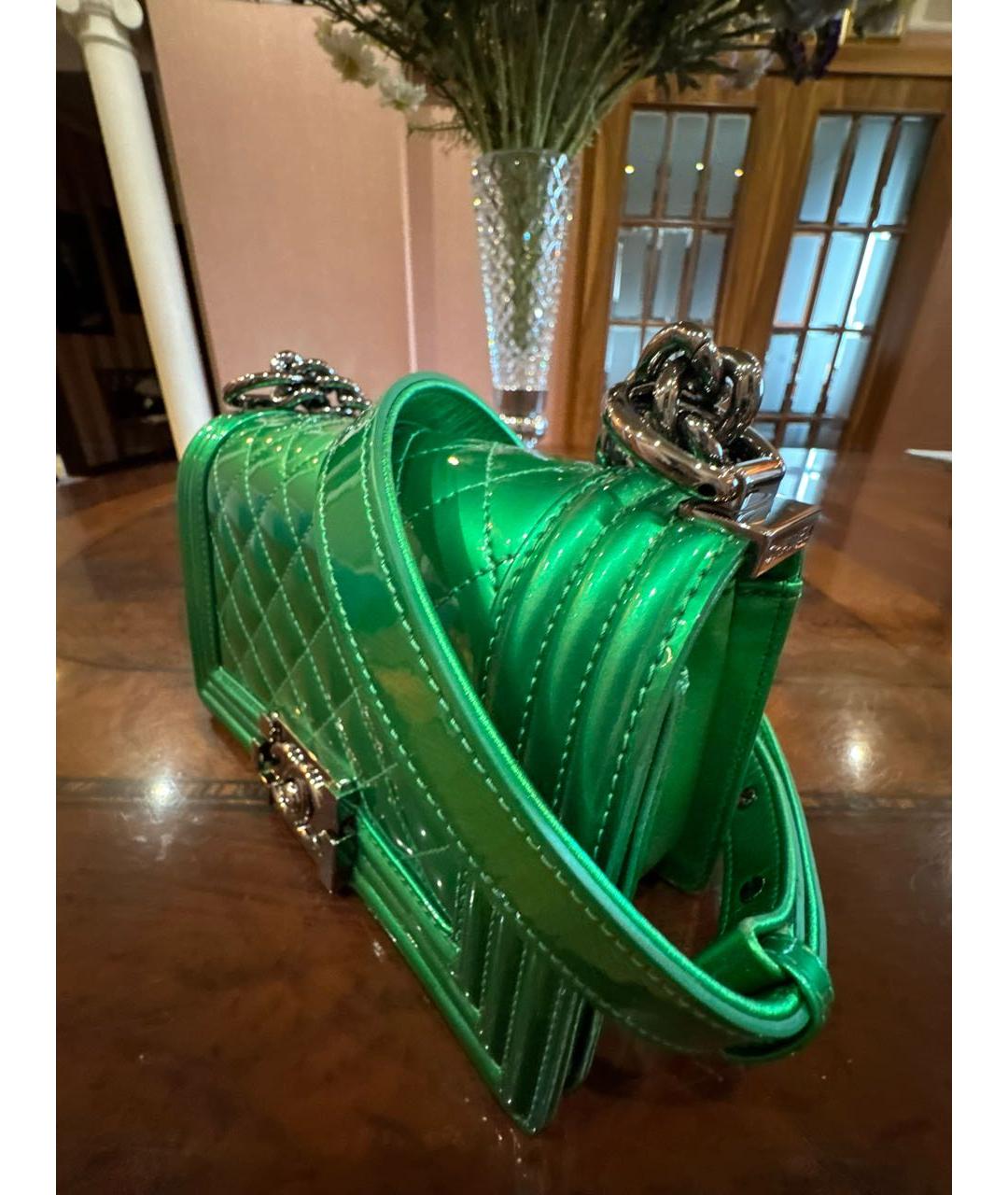 CHANEL Зеленая сумка через плечо из лакированной кожи, фото 2