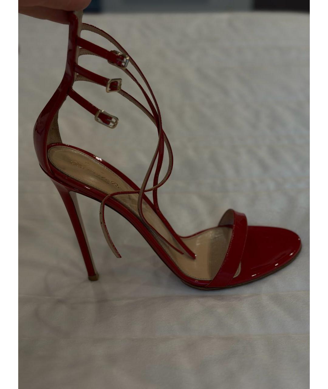 GIANVITO ROSSI Красные босоножки из лакированной кожи, фото 5